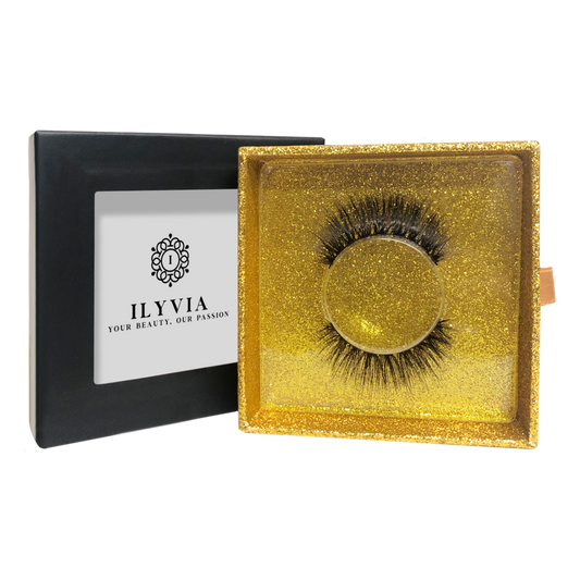 viaGlamour image of a Eyelashes
